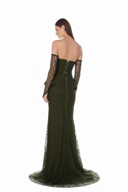 فستان سهرة كاكي اللون بتفاصيل دانتيل أنيقة